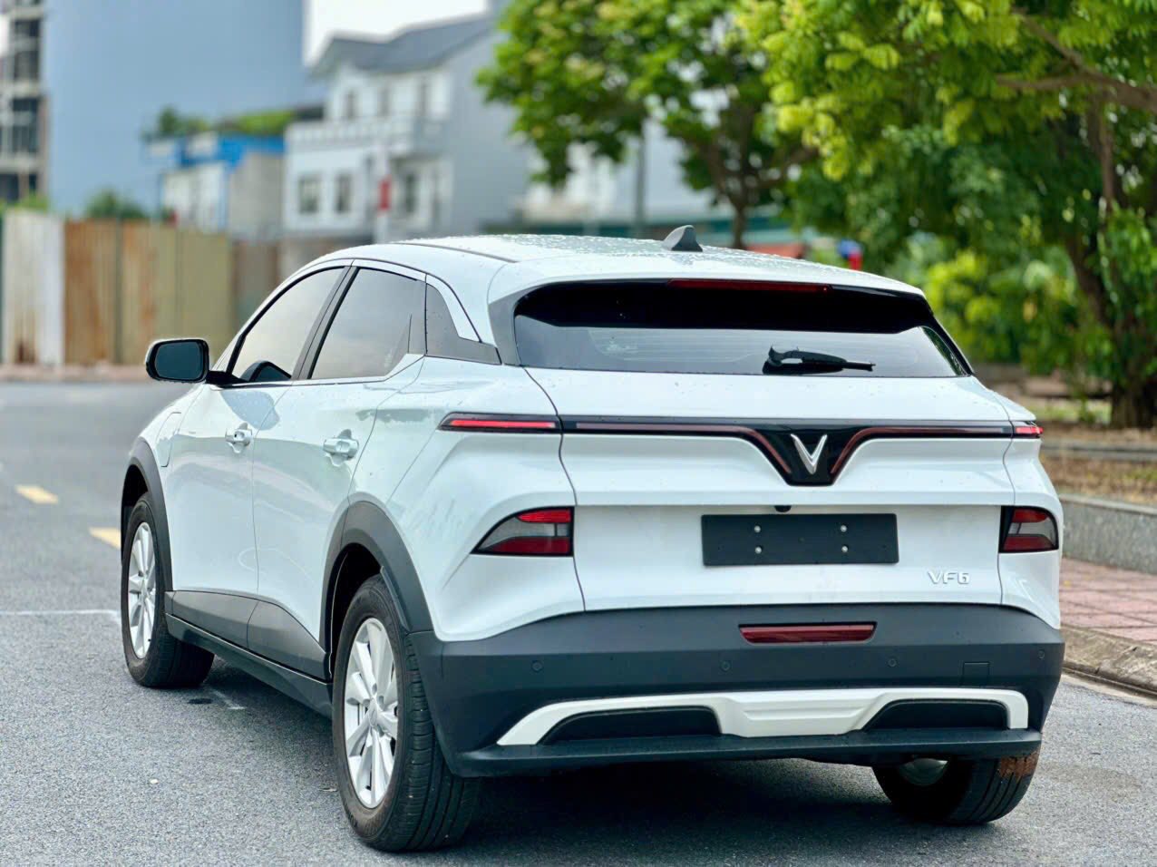 Xe điện VinFast VF6 chạy trong phố hiện đại