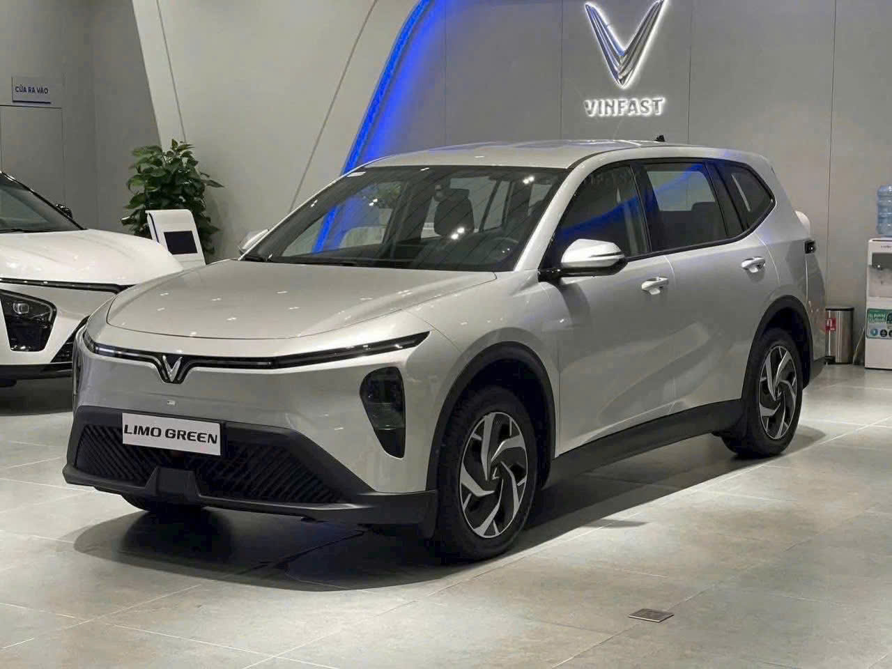 Limo Green 2026 màu bạc