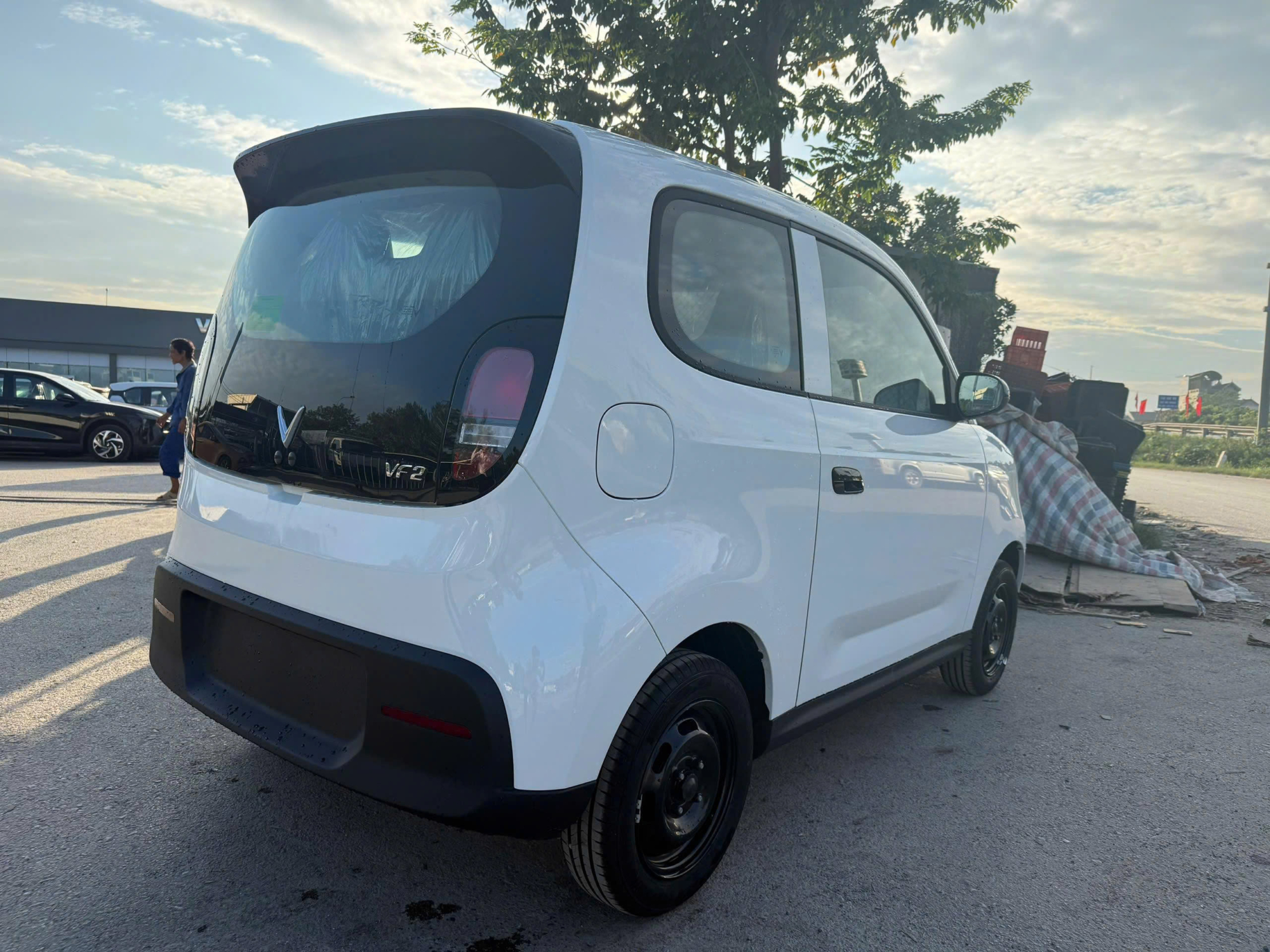 than-xe-mam-xe-vinfast-vf2-mau-trang